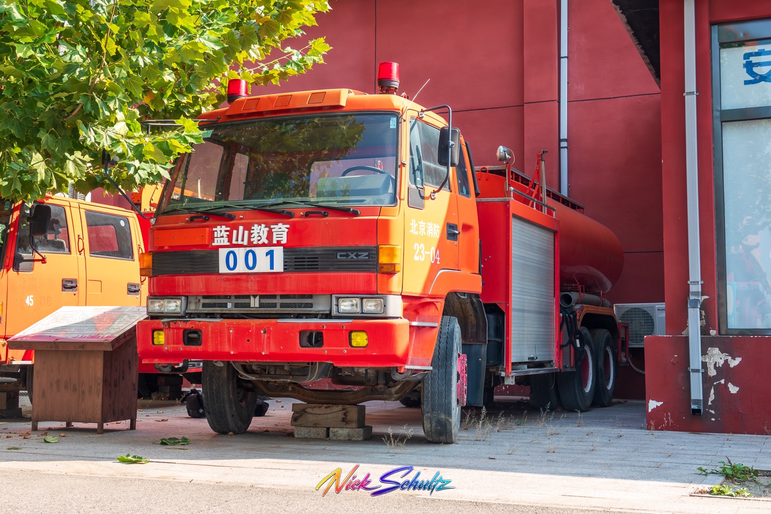 ISUZU 810 CXZ Water Tanker Fire Truck in Peking